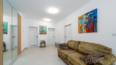 Prodej bytu 4+kk/sklep/garážové stání/balkon, 104m2, ul. Nepomuckých, Praha 9 - Letňany.