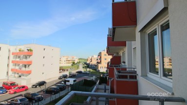 Pronájem bytu 1+kk 30 m2 + balkon 4 m2, ulice Sicherova, Praha 9 - Kyje.
