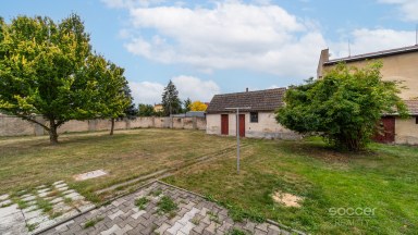 Prodej stavebního pozemku 663 m² v centru Jiren – s menším rodinným domem