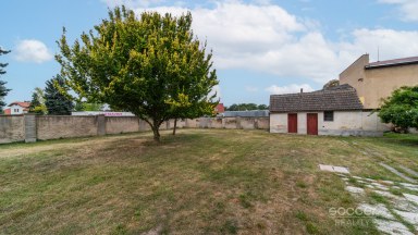 Prodej stavebního pozemku 663 m² v centru Jiren – s menším rodinným domem