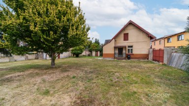 Prodej stavebního pozemku 663 m² v centru Jiren – s menším rodinným domem