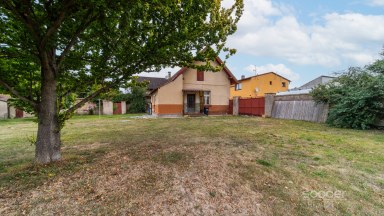 Prodej stavebního pozemku 663 m² v centru Jiren – s menším rodinným domem