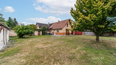 Prodej stavebního pozemku 663 m² v centru Jiren – s menším rodinným domem