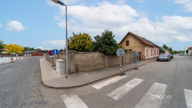 Prodej stavebního pozemku 663 m² v centru Jiren – s menším rodinným domem