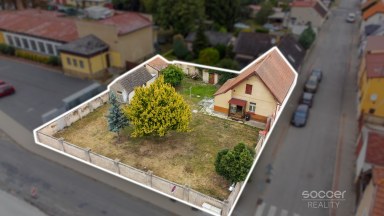Prodej stavebního pozemku 663 m² v centru Jiren – s menším rodinným domem