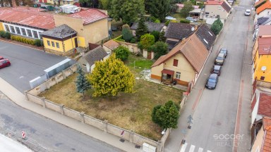 Prodej stavebního pozemku 663 m² v centru Jiren – s menším rodinným domem