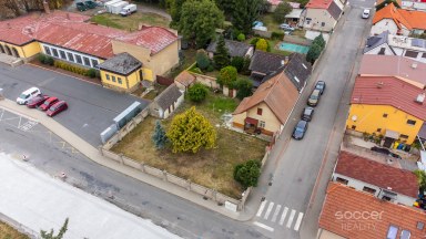 Prodej stavebního pozemku 663 m² v centru Jiren – s menším rodinným domem