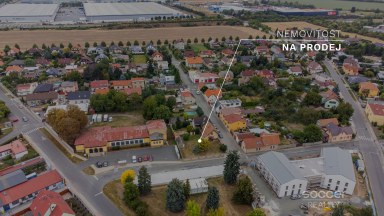 Prodej stavebního pozemku 663 m² v centru Jiren – s menším rodinným domem
