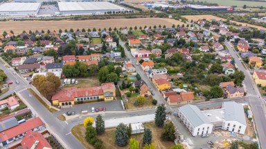 Prodej stavebního pozemku 663 m² v centru Jiren – s menším rodinným domem