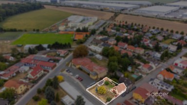 Prodej stavebního pozemku 663 m² v centru Jiren – s menším rodinným domem
