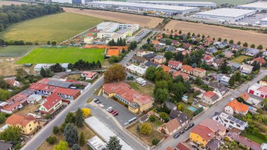 Prodej stavebního pozemku 663 m² v centru Jiren – s menším rodinným domem