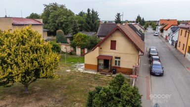 Prodej stavebního pozemku 663 m² v centru Jiren – s menším rodinným domem