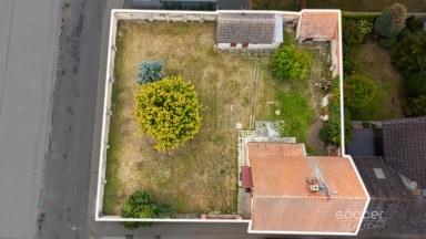Prodej stavebního pozemku 663 m² v centru Jiren – s menším rodinným domem