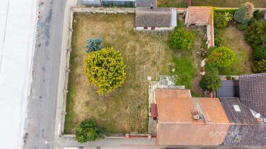 Prodej stavebního pozemku 663 m² v centru Jiren – s menším rodinným domem