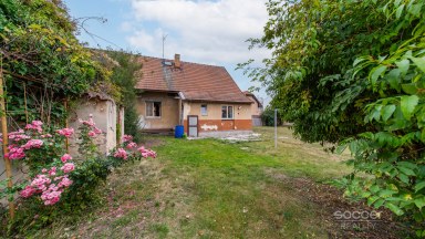 Prodej stavebního pozemku 663 m² v centru Jiren – s menším rodinným domem