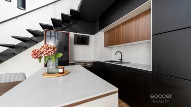 Prodej loftového bytu 1+kk s balkonem a možným sklepem a GS – Bydlení na Krejcárku, Praha 9.