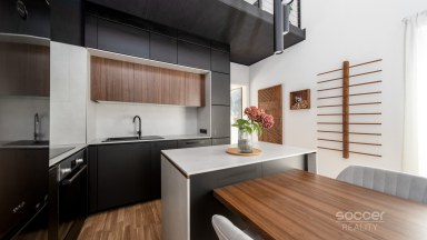 Prodej loftového bytu 1+kk s balkonem a možným sklepem a GS – Bydlení na Krejcárku, Praha 9.