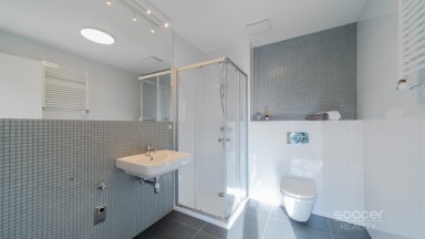 Prodej loftového bytu 1+kk s balkonem a možným sklepem a GS – Bydlení na Krejcárku, Praha 9.