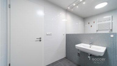 Prodej loftového bytu 1+kk s balkonem a možným sklepem a GS – Bydlení na Krejcárku, Praha 9.