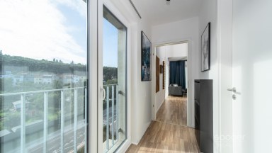 Prodej loftového bytu 1+kk s balkonem a možným sklepem a GS – Bydlení na Krejcárku, Praha 9.