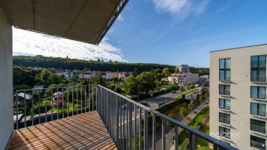 Prodej loftového bytu 1+kk s balkonem a možným sklepem a GS – Bydlení na Krejcárku, Praha 9.