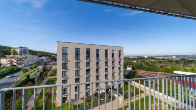 Prodej loftového bytu 1+kk s balkonem a možným sklepem a GS – Bydlení na Krejcárku, Praha 9.