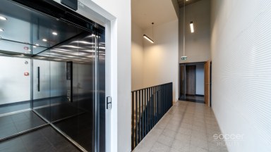 Prodej loftového bytu 1+kk s balkonem a možným sklepem a GS – Bydlení na Krejcárku, Praha 9.