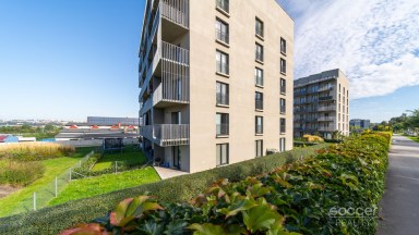 Prodej loftového bytu 1+kk s balkonem a možným sklepem a GS – Bydlení na Krejcárku, Praha 9.