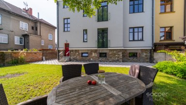 Nadstandardní velmi krásný byt ve vile se zahradou.