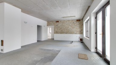 K pronájmu kanceláře/byt 90 m²/zahrada – Praha, Mezihoří, Horní Počernice