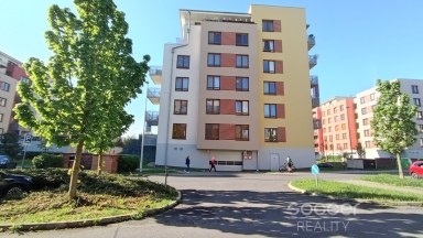 Pronájem bytu 1+kk/B/PS, 34 m2, Praha - Čakovice, ul. Bermanova.
