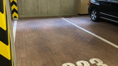 Pronájem garážového stání v ulici Zakšínská, Praha 9 - Střížkov.