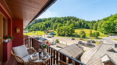 Z obýváku přímo na sjezdovku! Stylový apartmán 1+kk s balkonem a parkováním – Prkenný Důl