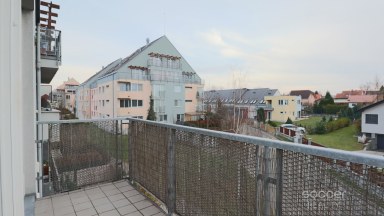 Pronájem bytu 2+kk/B/G, 59 m2 + 7 m2 balkon, ulice Pod Nouzovem, Praha – Kbely. 