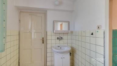 Pronájem staršího rodinného domu 4+1, ul. Dobšická, Praha – Horní Počernice.