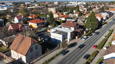 Pronájem staršího rodinného domu 4+1, ul. Dobšická, Praha – Horní Počernice.