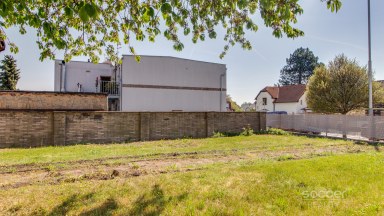 Pronájem garáží s pozemkem 450 m2, ul. Dobšická, Praha – Horní Počernice.