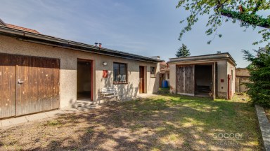 Pronájem garáží s pozemkem 450 m2, ul. Dobšická, Praha – Horní Počernice.