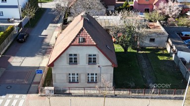 Pronájem pozemku s garážemi, ul. Dobšická, Praha – Horní Počernice.