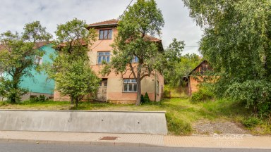 Prodej stavebního pozemku s rodinným domem k rekonstrukci – Sehradice, okres Zlín.