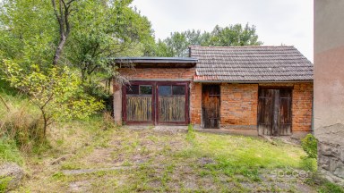 Prodej stavebního pozemku s rodinným domem k rekonstrukci – Sehradice, okres Zlín.