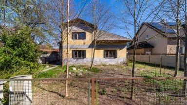 Prodej domu s pozemkem 1 310 m², Jičín – Holínské Předměstí.
