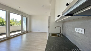 Nový apartmán s terasou a parkovacím stáním v prestižní čtvrti.