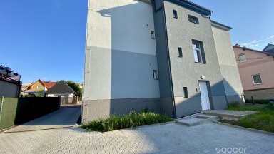 Příjemný byt po rekonstrukci s parkovacím místem a zahradou. 
