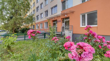 Pronájem bytu 3+1 (77 m²) s lodžií (6 m²) a parkem ve vnitrobloku – ul. Přecechtělova, Praha 13