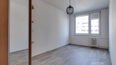 Pronájem bytu 3+1 (77 m²) s lodžií (6 m²) a parkem ve vnitrobloku – ul. Přecechtělova, Praha 13