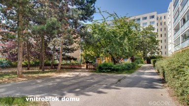 Pronájem bytu 3+1 (77 m²) s lodžií (6 m²) a parkem ve vnitrobloku – ul. Přecechtělova, Praha 13