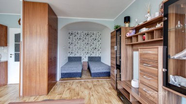 Prodej bytu 1+kk 39,3 m² s garážovým stáním a sklepem, Praha 9 – Letňany, ul. Třinecká.