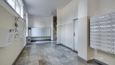 Prodej bytu 1+kk 39,3 m² s garážovým stáním a sklepem, Praha 9 – Letňany, ul. Třinecká.
