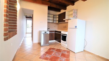Pronájem pěkného bytu 2+kk 33 m2 + lodžie 3 m2 v centru Neveklova, okres Benešov.